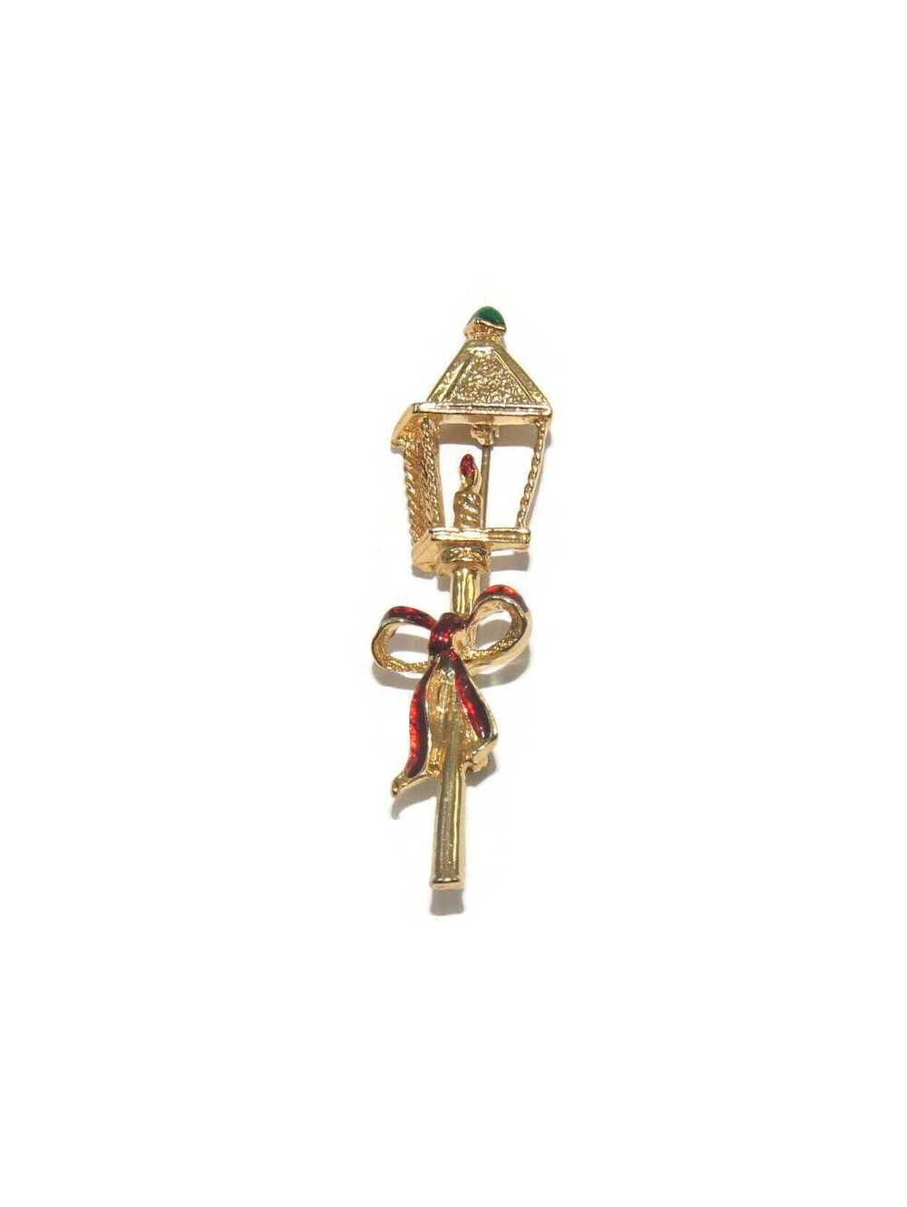VTG Gerry's Gold Tone & Red Gas Street Lamp Christmas Brooch. Gerry's Hallmark.
